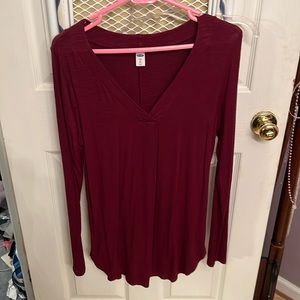 Old Navy Women’s v neck top size small tall. Burgundy.